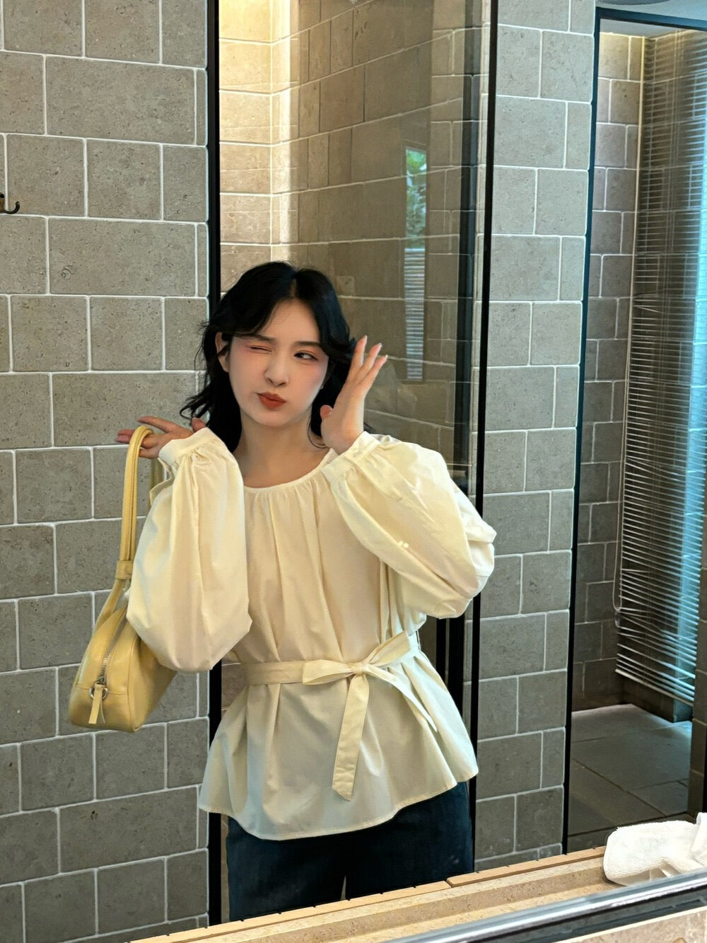 後背小さな透かし彫りのあるコットン感のシャツ