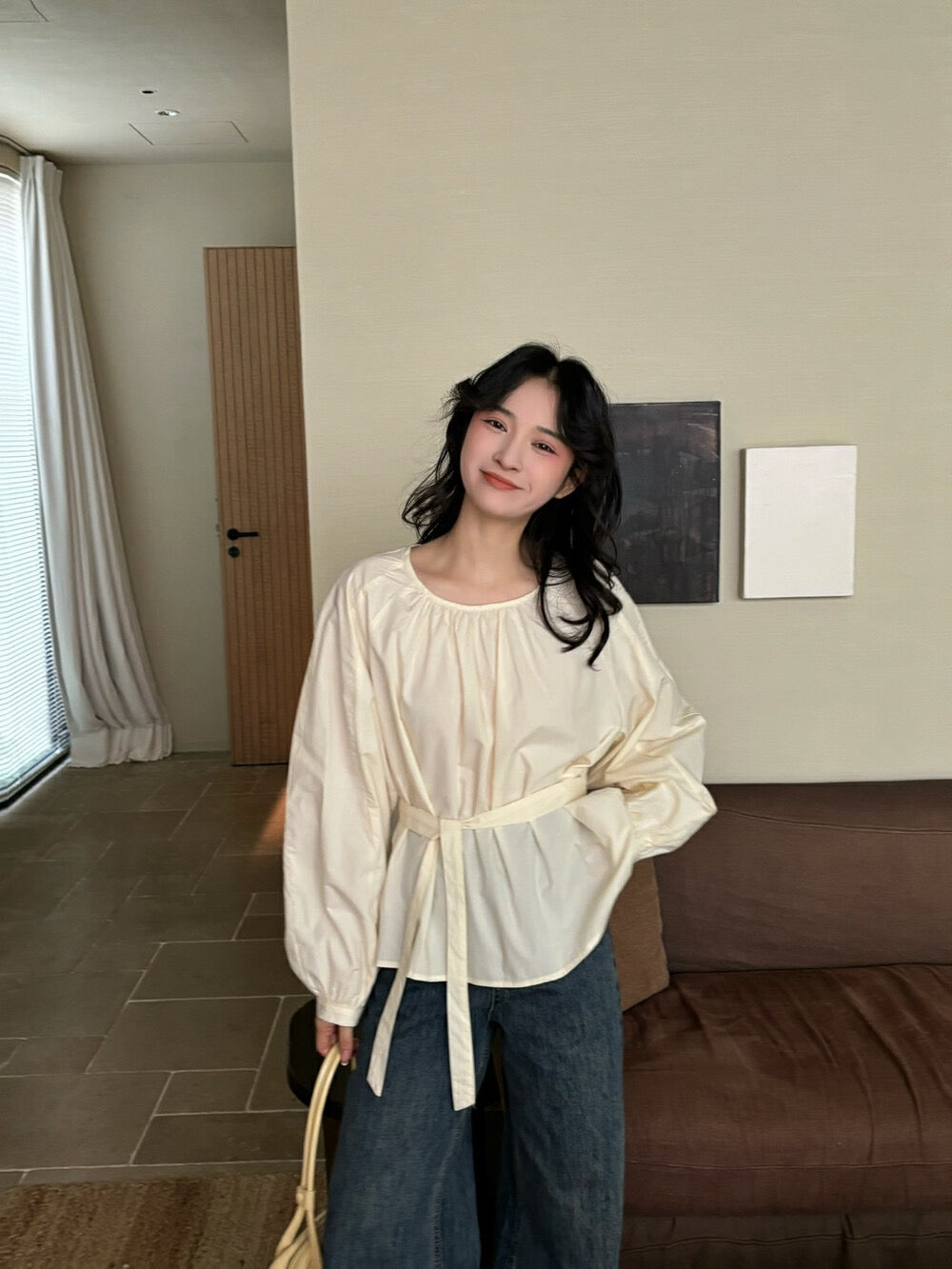 後背小さな透かし彫りのあるコットン感のシャツ