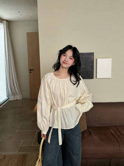 後背小さな透かし彫りのあるコットン感のシャツ