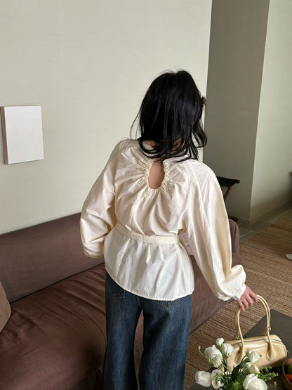 後背小さな透かし彫りのあるコットン感のシャツ