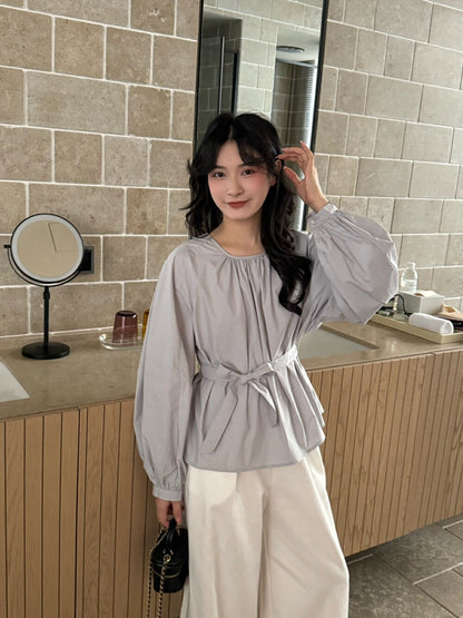 後背小さな透かし彫りのあるコットン感のシャツ