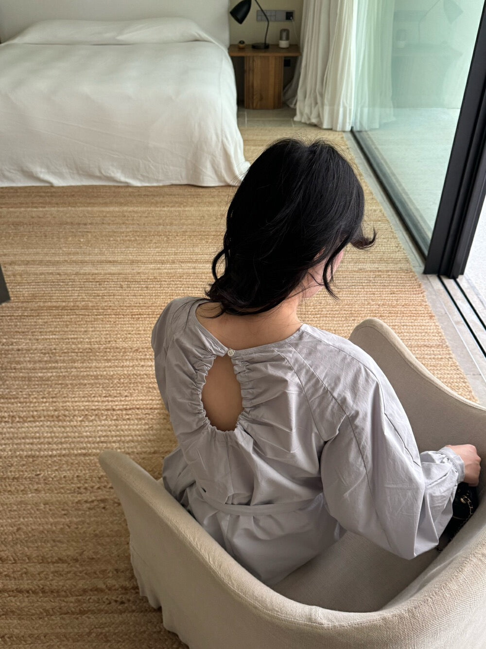 後背小さな透かし彫りのあるコットン感のシャツ