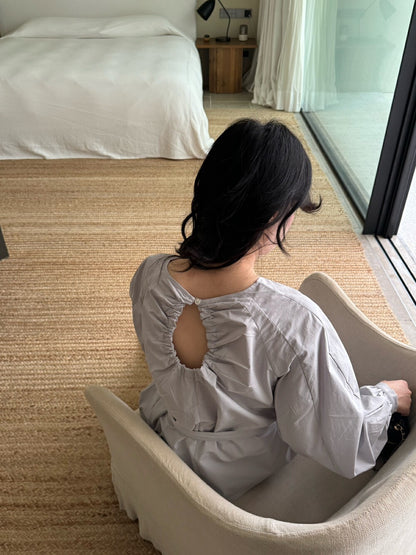 後背小さな透かし彫りのあるコットン感のシャツ