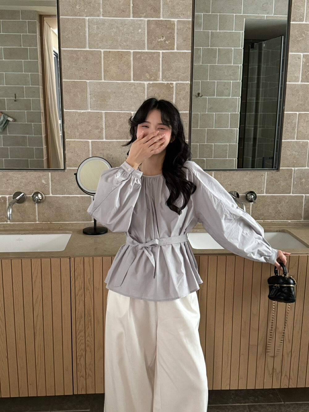 後背小さな透かし彫りのあるコットン感のシャツ