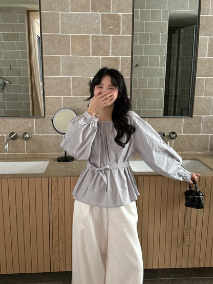 後背小さな透かし彫りのあるコットン感のシャツ