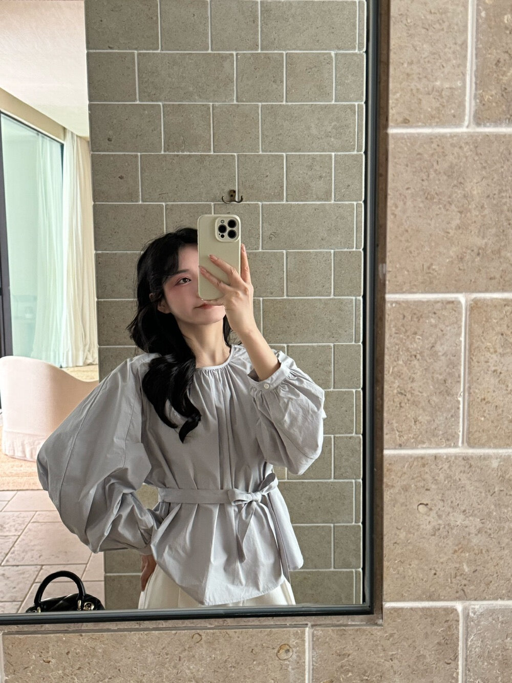 後背小さな透かし彫りのあるコットン感のシャツ