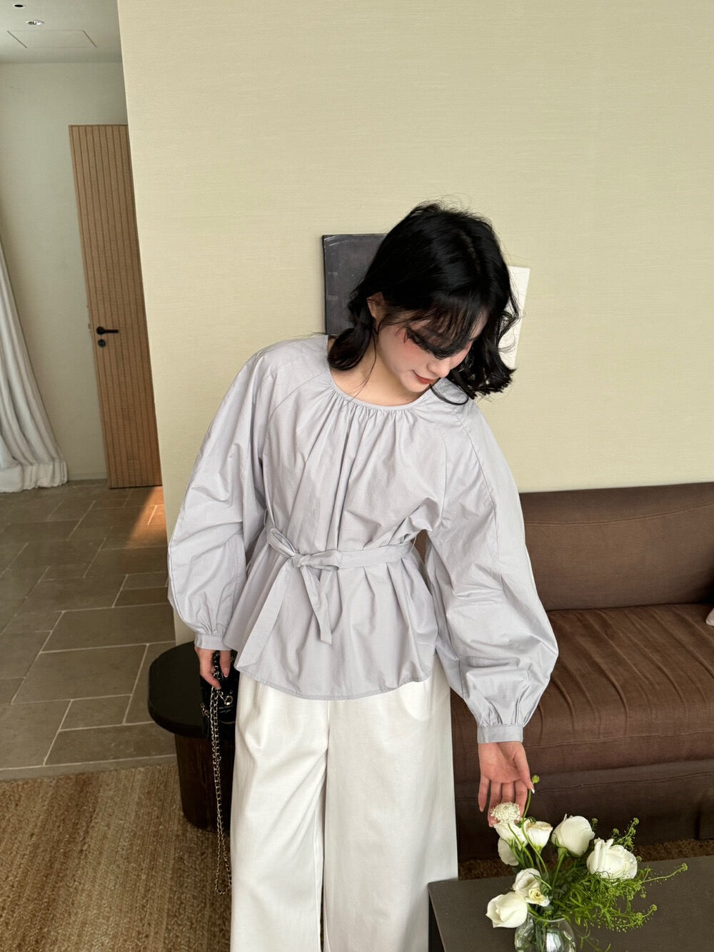 後背小さな透かし彫りのあるコットン感のシャツ