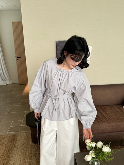 後背小さな透かし彫りのあるコットン感のシャツ