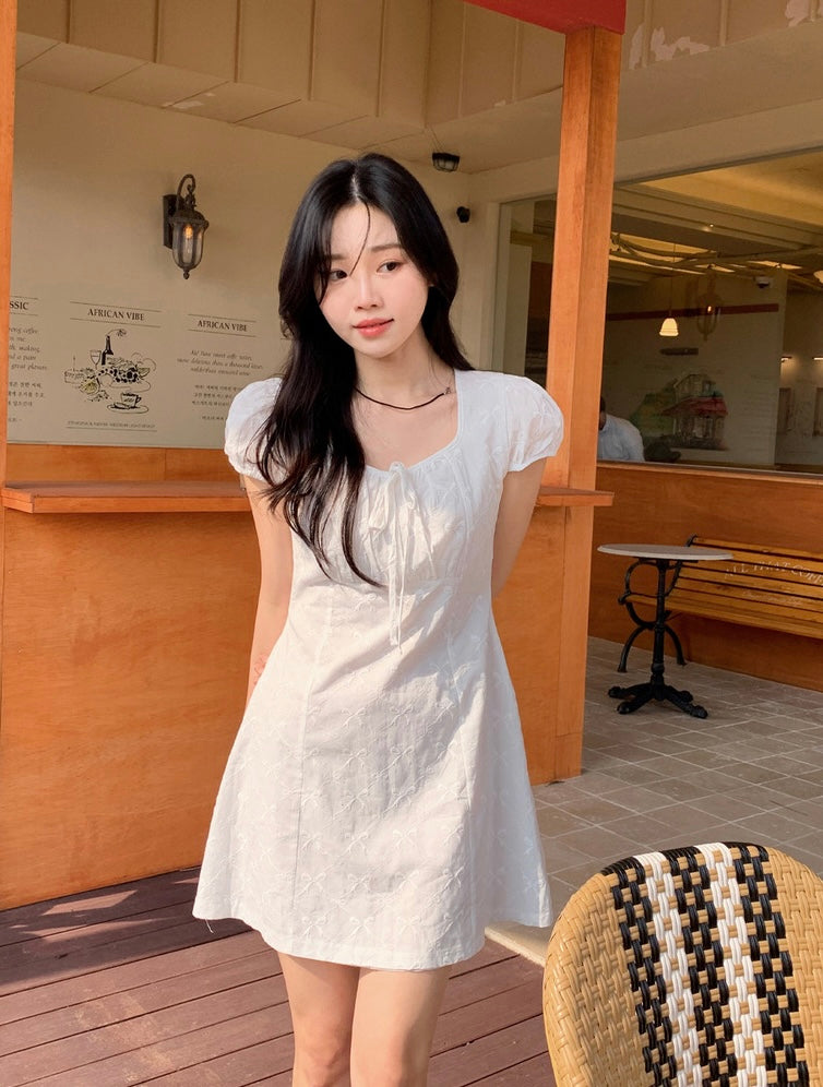 蝶ネクタイ柄のスクエアネックワンピース