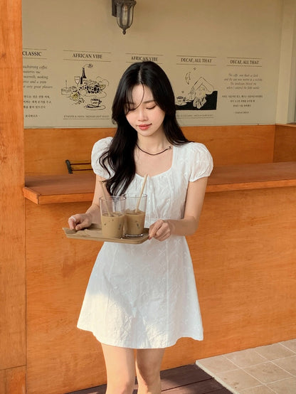 蝶ネクタイ柄のスクエアネックワンピース