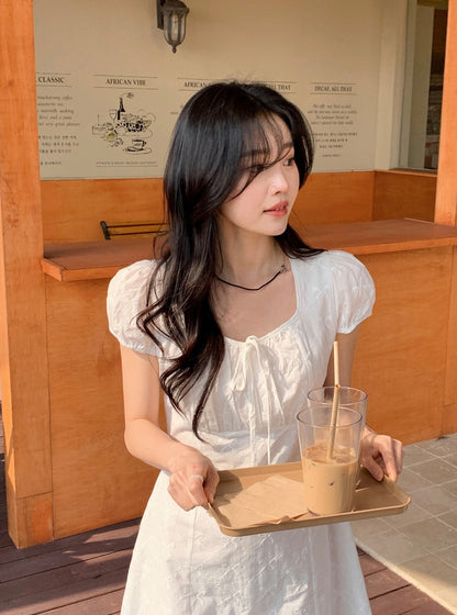 蝶ネクタイ柄のスクエアネックワンピース