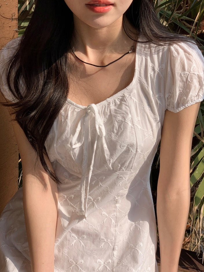 蝶ネクタイ柄のスクエアネックワンピース