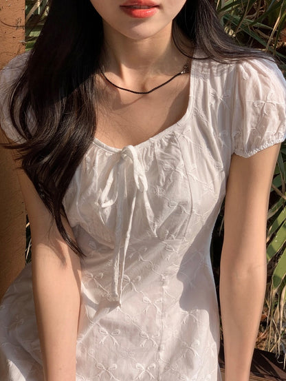 蝶ネクタイ柄のスクエアネックワンピース