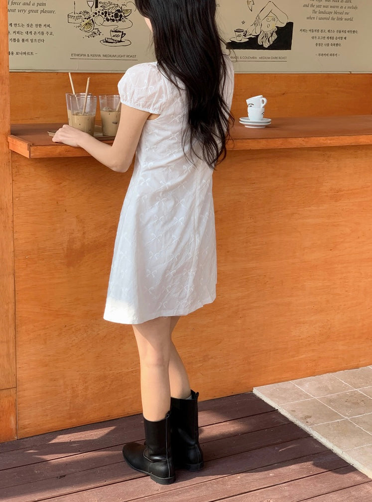 蝶ネクタイ柄のスクエアネックワンピース