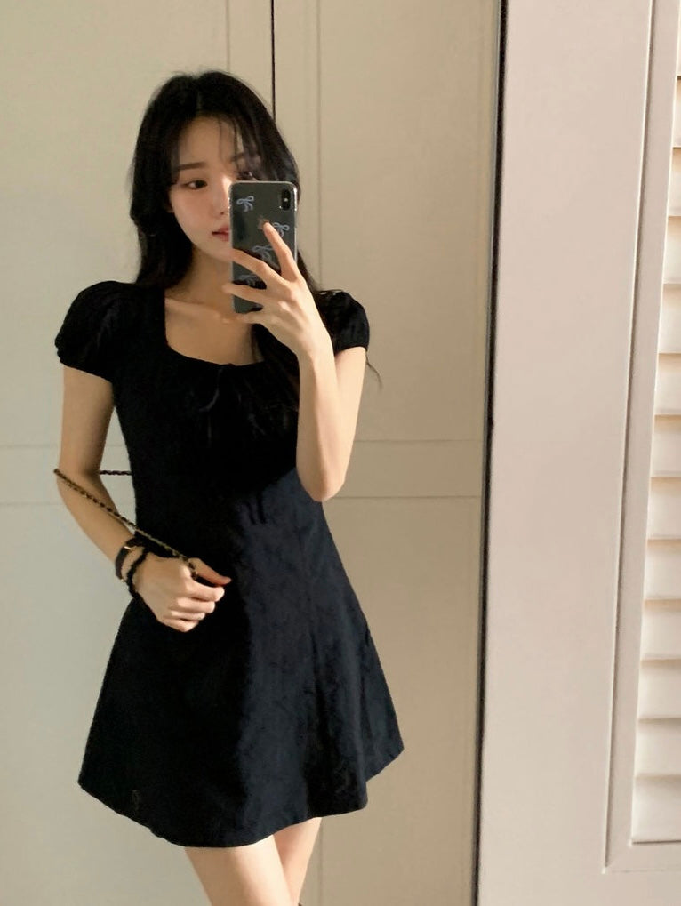 蝶ネクタイ柄のスクエアネックワンピース