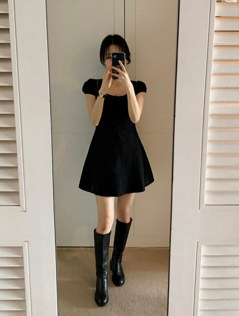 蝶ネクタイ柄のスクエアネックワンピース