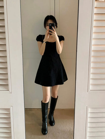 蝶ネクタイ柄のスクエアネックワンピース