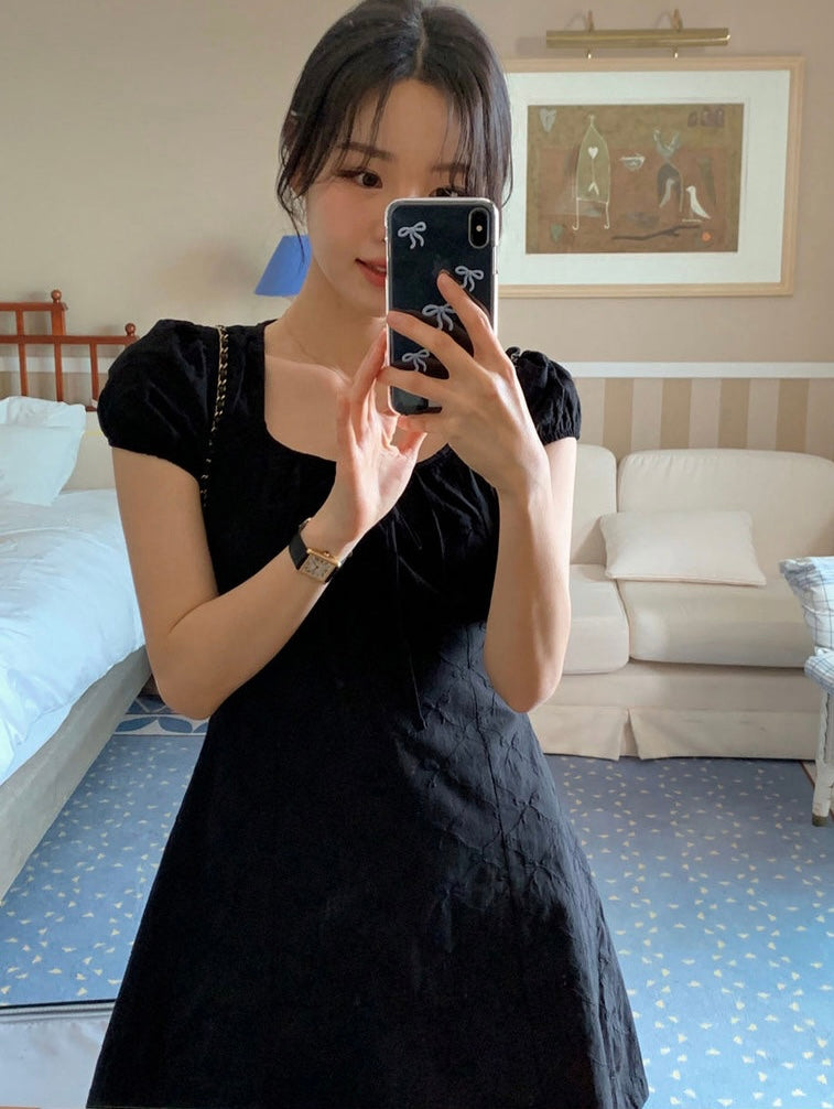 蝶ネクタイ柄のスクエアネックワンピース