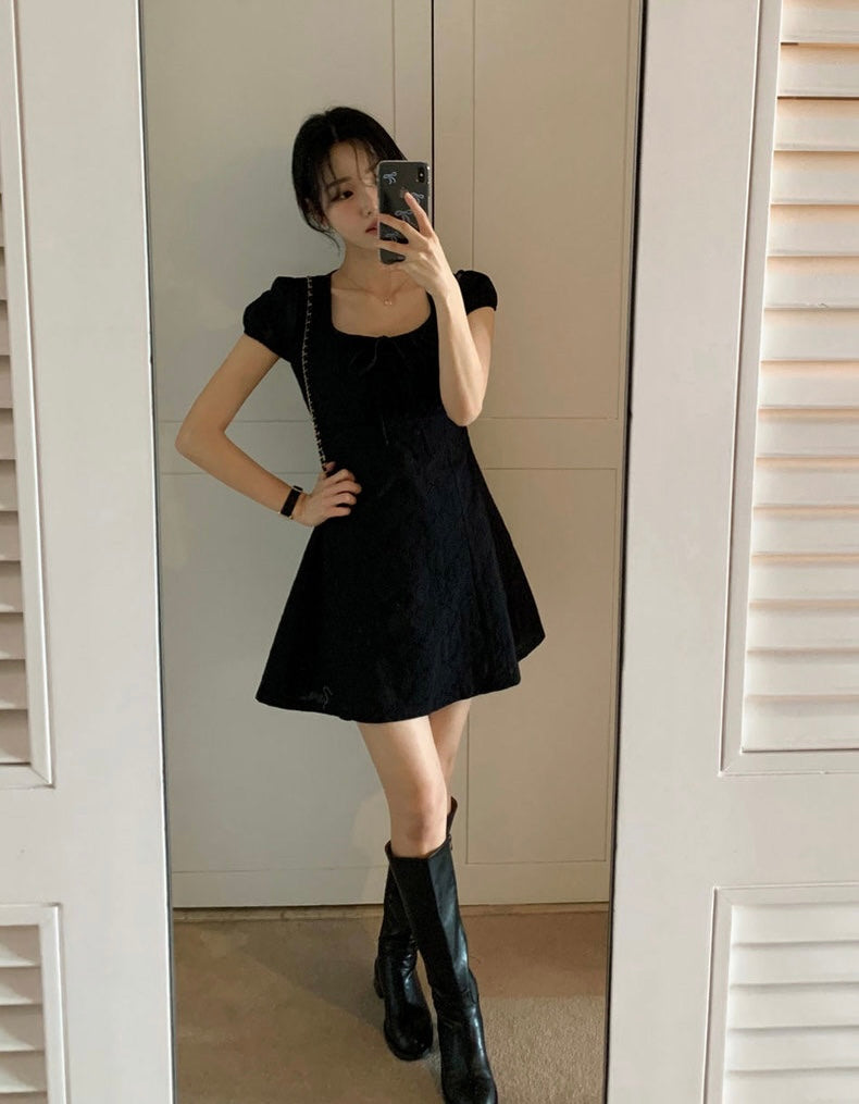 蝶ネクタイ柄のスクエアネックワンピース