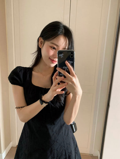 蝶ネクタイ柄のスクエアネックワンピース