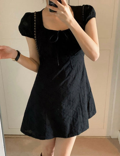 蝶ネクタイ柄のスクエアネックワンピース