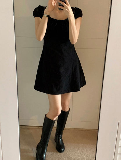 蝶ネクタイ柄のスクエアネックワンピース