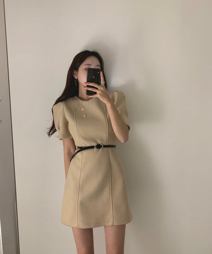 ウエストを引き締める効果のある丸首ワンピース