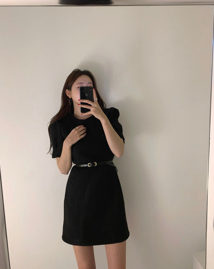 ウエストを引き締める効果のある丸首ワンピース