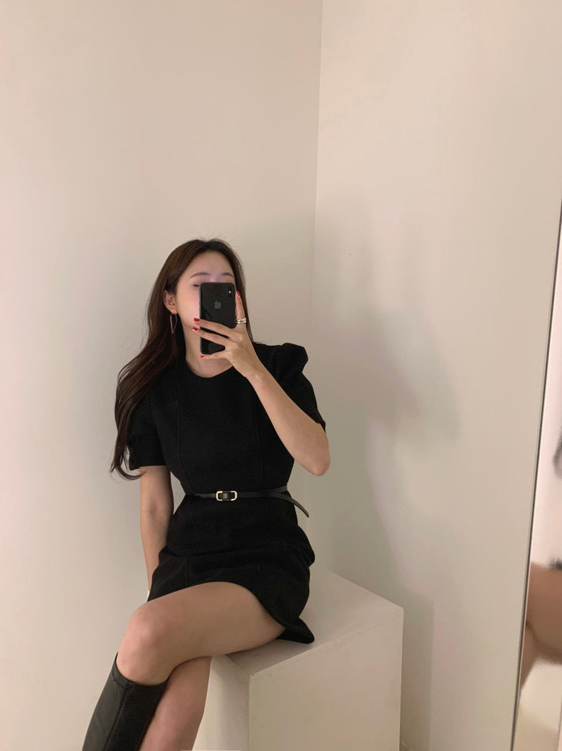 ウエストを引き締める効果のある丸首ワンピース