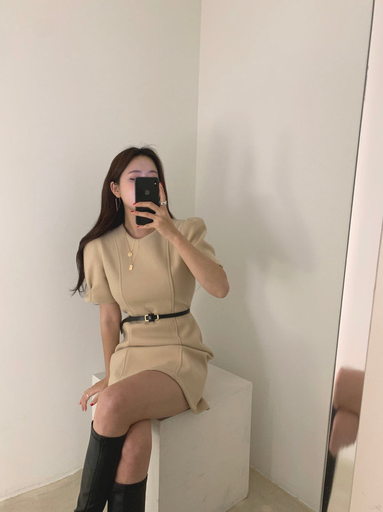 ウエストを引き締める効果のある丸首ワンピース