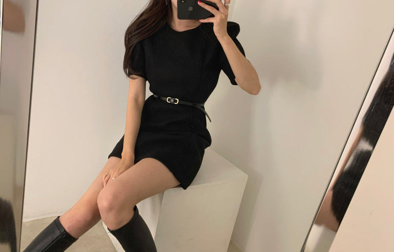 ウエストを引き締める効果のある丸首ワンピース