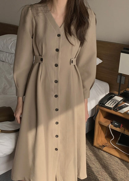V領單排扣明顯收腰連身裙