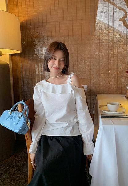 立體花斜肩荷葉邊top