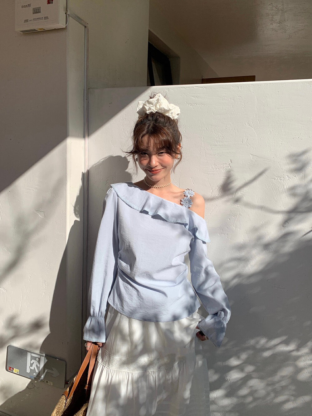 立體花斜肩荷葉邊top