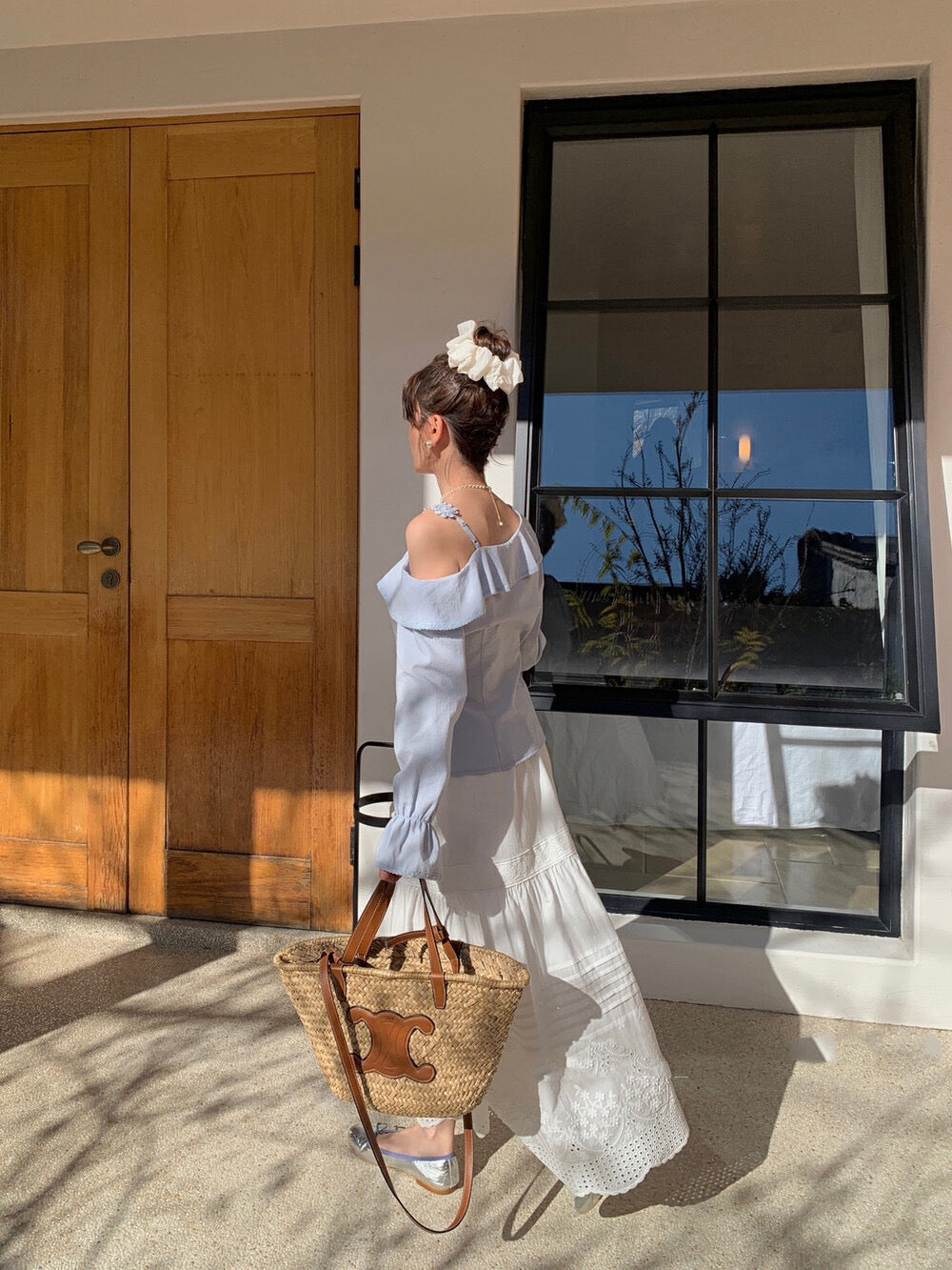 立體花斜肩荷葉邊top