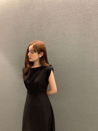 圓領壓褶收腰A字連身裙