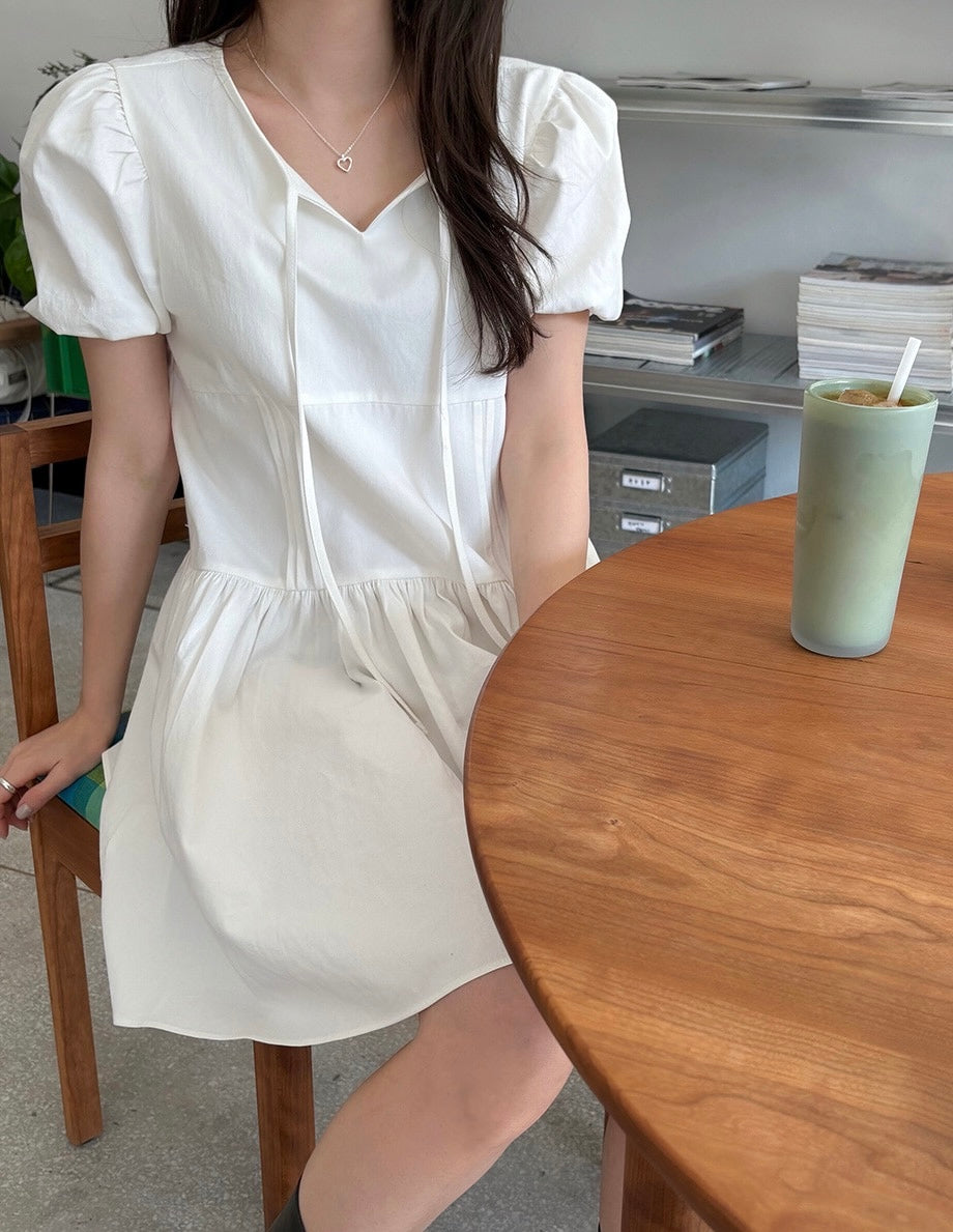 リボン付きVネックプリーツ半袖ワンピース