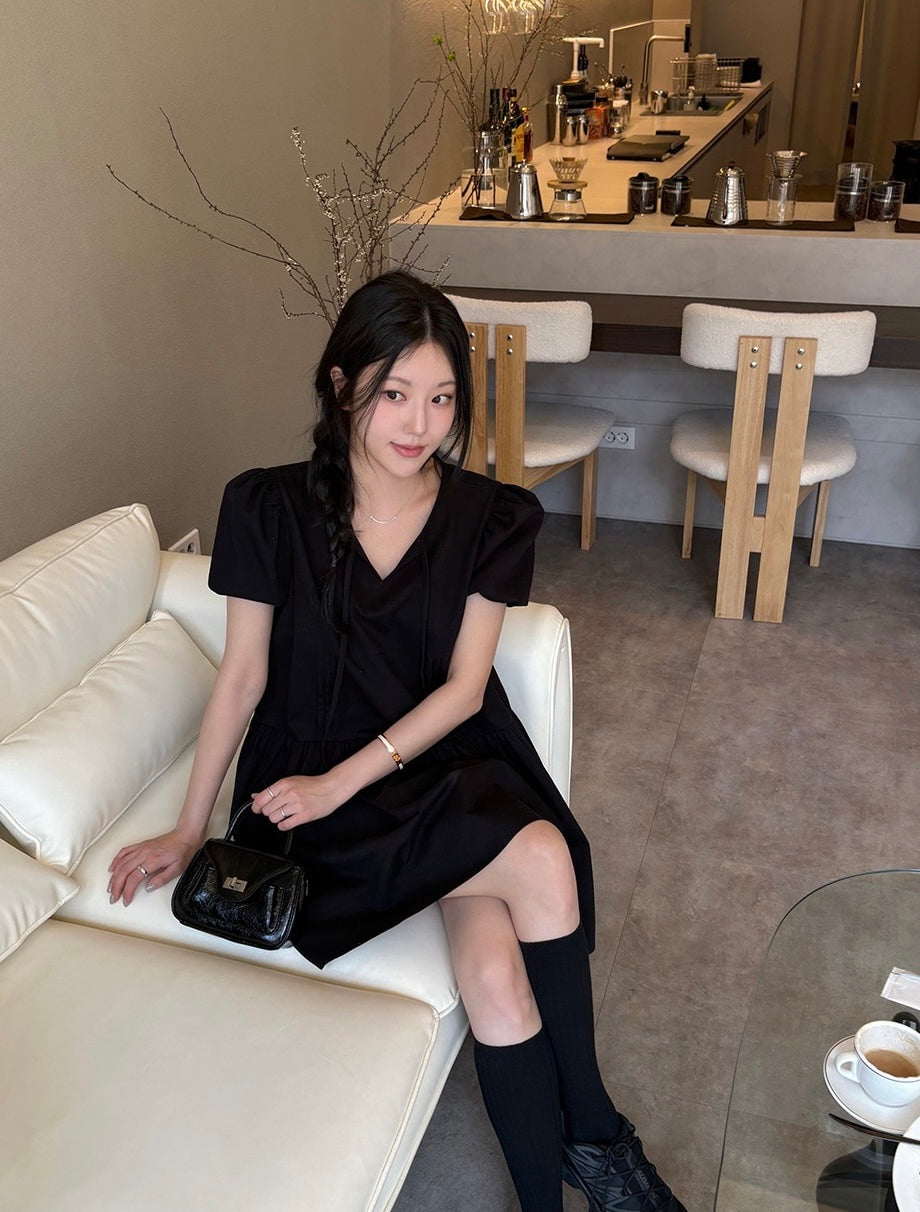 リボン付きVネックプリーツ半袖ワンピース