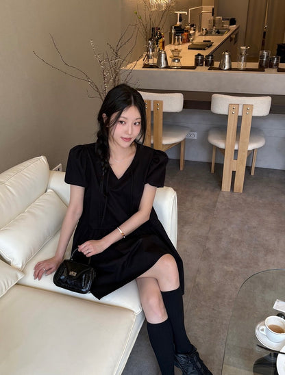 リボン付きVネックプリーツ半袖ワンピース