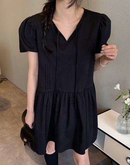 リボン付きVネックプリーツ半袖ワンピース