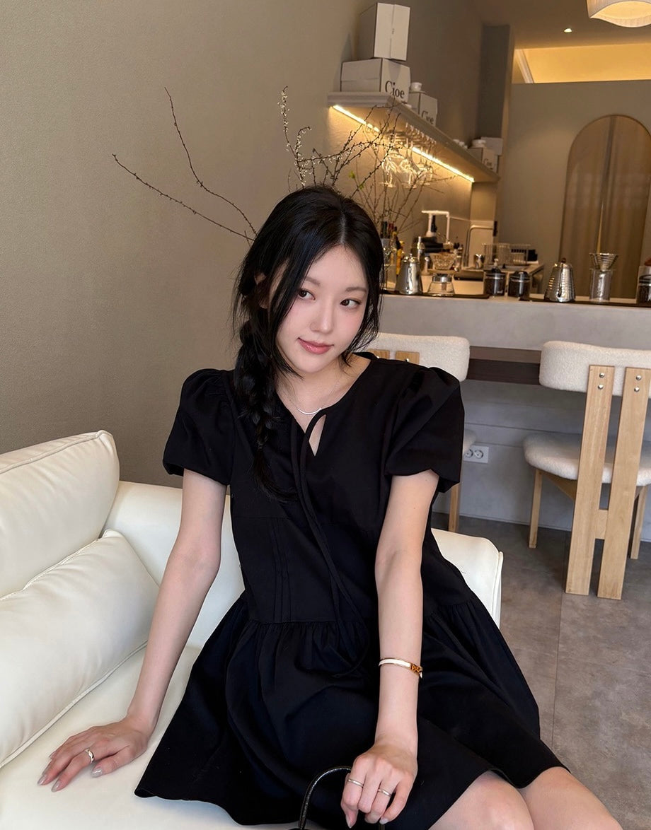 リボン付きVネックプリーツ半袖ワンピース