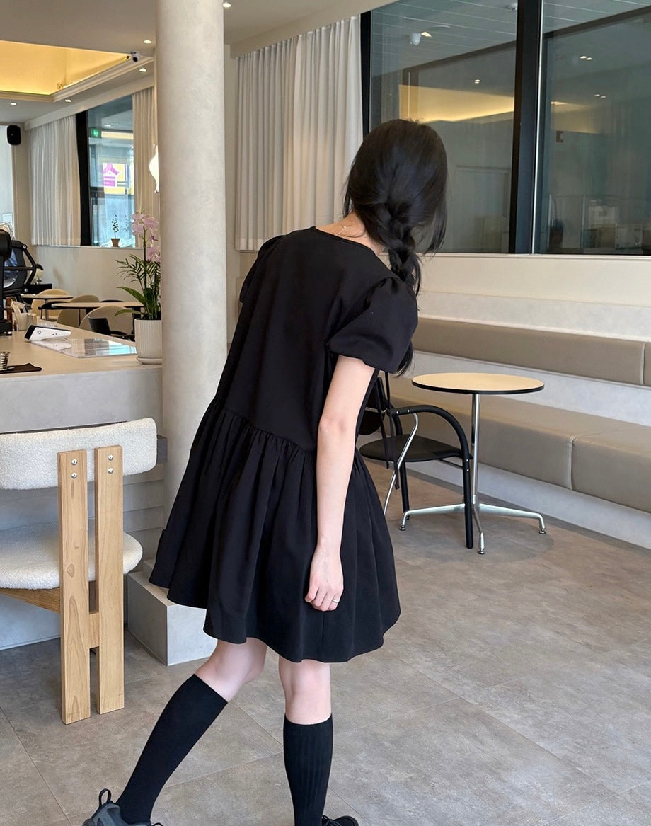 リボン付きVネックプリーツ半袖ワンピース