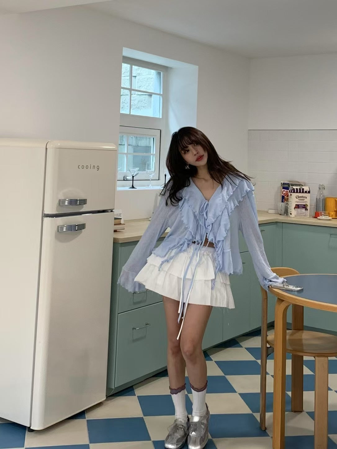 V領系帶喇叭袖恤衫