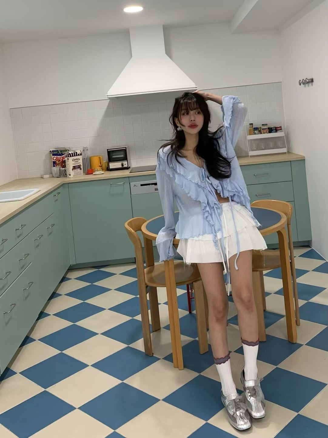 V領系帶喇叭袖恤衫