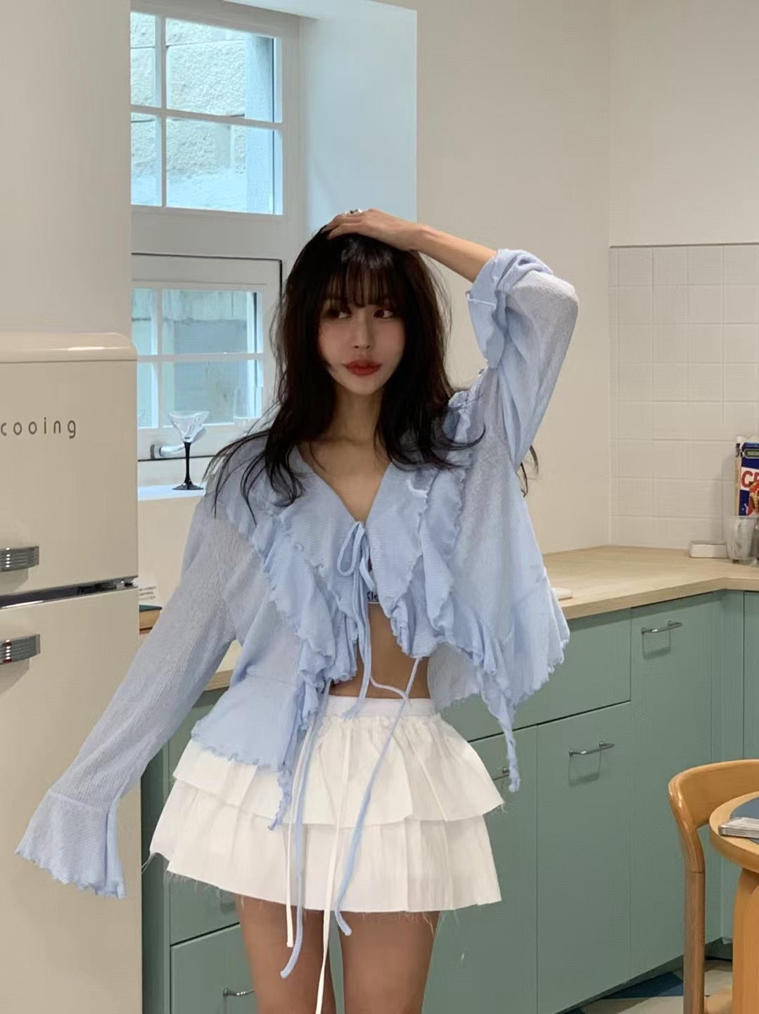 V領系帶喇叭袖恤衫