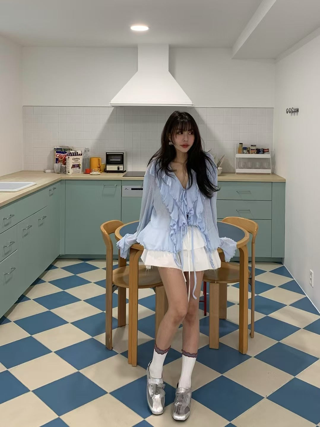 V領系帶喇叭袖恤衫