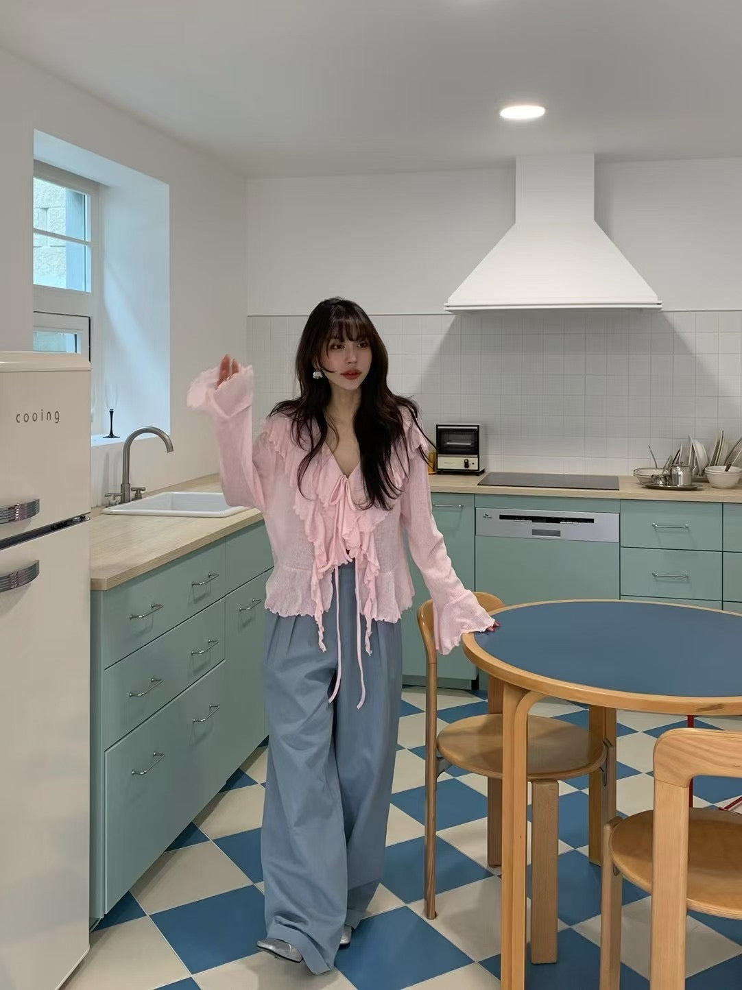 V領系帶喇叭袖恤衫