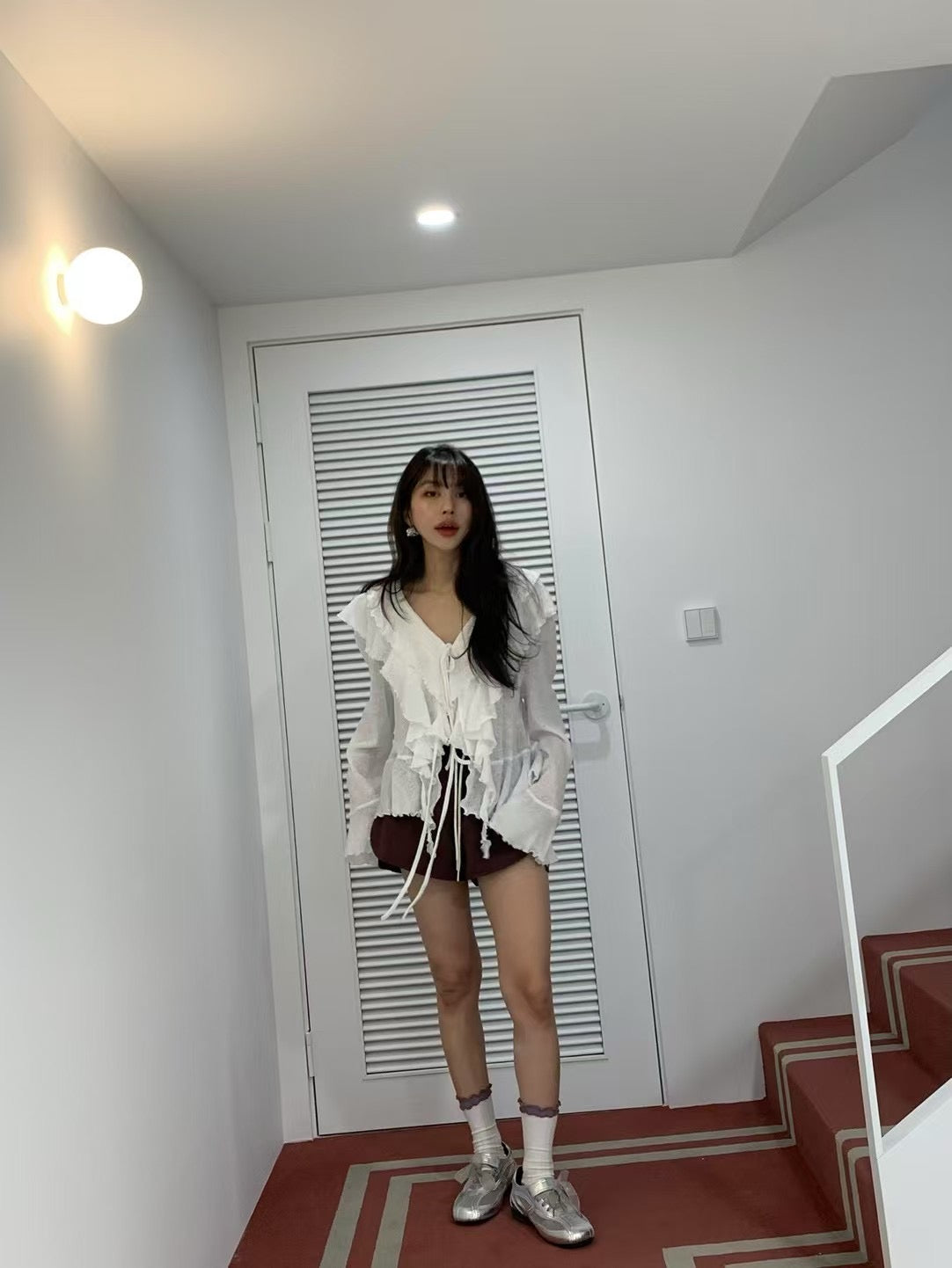 V領系帶喇叭袖恤衫