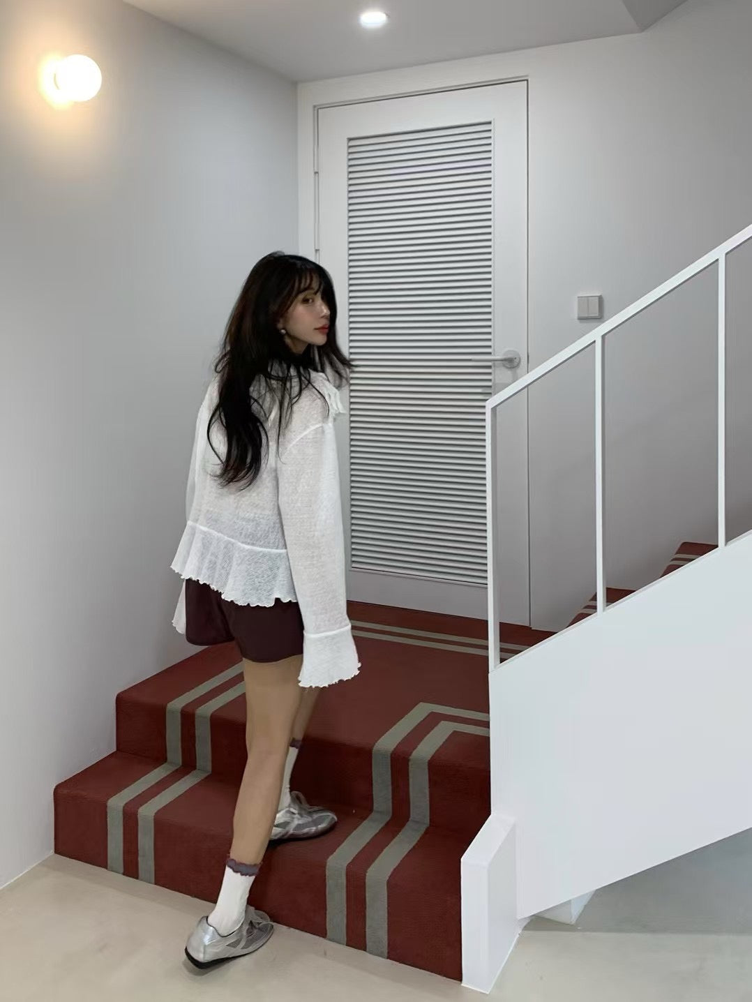 V領系帶喇叭袖恤衫