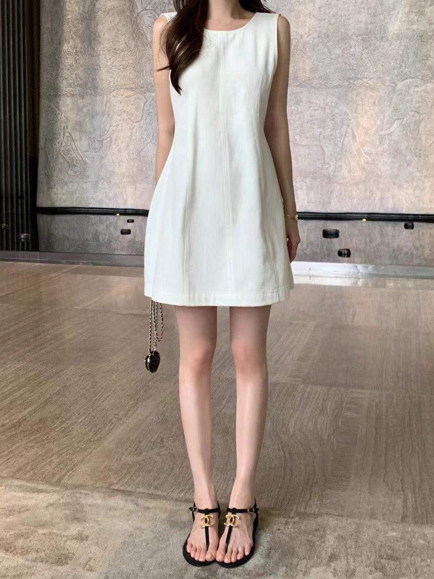 バックレスノースリーブドレス